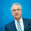 "Zum Schutz der Gesellschaft braucht es einen starken Staat", sagt Bayerns Innenminister Joachim Herrmann. Der Freistaat hat ein Gesetz gegen Gefährder verschärft. (Symbolfoto)