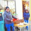 Jogi Saur und Loni Schäffner ließen sich etwas einfallen: Unter anderem bieten sie fertig zubereitete Gerichte auf dem Wochenmarkt an.  	
