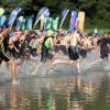 Hunderte Triathleten aus Nah und Fern messen sich beim 24. Kuhseetriathlon in den Disziplinen Schwimmen, Radfahren und Laufen.  Wir haben die Bilder.