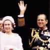 Jahrzehntelang zusammen im Dienst der Krone: Die britische Königin Elizabeth II. winkt im Juni 1977 mit Ehemann Prinz Philip vom Balkon des Buckingham Palace.