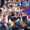 Kroatische Fans randalieren beim Spiel gegen Tschechien.
