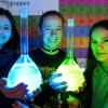 Maja Schorer, Luca Lübeck und Stephanie Jenuwein (von links) vom Simpert-Kraemer-Gymnasium in Krumbach erforschten die fluoreszierende Fähigkeit heimischer Gehölze.