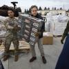 Anpacken für die Fotografen: US-Außenminister Blinken (rechts) beim Verladen von Hilfsgütern.