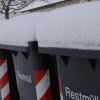 Eis und Schnee machen auch der Müllabfuhr derzeit zu schaffen. 