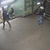 Das Foto aus einer Videosequenz zeigt den brutalen Angriff auf eine junge Frau in einem U-Bahnhof im Berliner Stadtteil Neukölln.