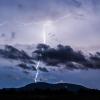 Wanderer sollten sich bei Gewitter man besten mitten im Wald aufhalten oder Mulden von freien Wiesen suchen.