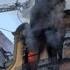 Am 10. September 2021 bricht in einem Haus in der Karolinenstraße in der Nähe des Rathausplatzes ein Feuer aus, das sich schnell zum Großbrand entwickelt.