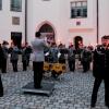 Eingerahmt von Fackelträgern überzeugte das Heeresmusikkorps Ulm mit der musikalischen Darbietung einer hochkarätigen Militärmusik-Serenade im Innenhof des Dillinger Schlosses die zahlreichen Besucher.  
