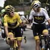 Auf der letzten Etappe der Tour de France von Houilles nach Paris gönnen sich Geraint Thomas (l) und sein Teamkollege Chris Froome ein Glas Champagner.