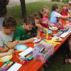 Beim Malen und Basteln im Pfarrgarten hatten die Kinder Spaß. 	