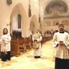 In der leeren Aichacher Stadtpfarrkirche feierte Stadtpfarrer Herbert Gugler (Mitte) den Auferstehungsgottesdienst mit Franziska Demuth (links) und Mesner Martin Ruhland (rechts). 	
