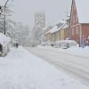 Immense Schneemassen beeinträchtigen das öffentliche Leben im gesamten Landkreis Landsberg. Die Räumfahrzeuge kommen kaum noch nach.