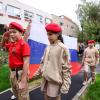 September 2022: Kinder in einer Moskauer Schule werden militärisch mit der russischen Fahne gedrillt. 