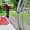 Seit 60 Jahren gibt es die Minigolfanlage in Horgau. Betrieben wird sie von Siggi Beutel und seiner Frau.