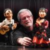 Puppenkisten-Chef Klaus Marschall überprüft, ob die Choreografie der „Leilos“, seiner Flameco-Puppentruppe, schon sitzt.
