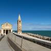 Entlang der Schutzmauer: Die Strandpromenade Lugomare Petronia in Caorle lädt zum Flanieren und Verweilen ein.