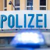 Die Polizei Nördlingen sucht nach einem Unfallverursacher, der in Deiningen ein Auto beschädigte.