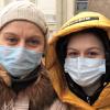 Alexandra, 25 (rechts), ist mit ihrer Mutter Julia, 47, zum Puschkin-Platz in Moskau gekommen. 	
