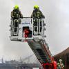 Ein großes Aufgebot an Einsatzkräften kämpft gegen die Flammen an einem landwirtschaftlichen Anwesen in Scheuring. Das Wohnhaus konnte bisher geschützt werden.