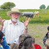 Hans Reinhart in seinem Element: Er erklärt Schulkindern die Natur.