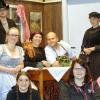 Die Akteure des Finninger Dorftheaters auf der Bühne mit Regisseurin Michaela Boos (stehend hinten, Zweite von rechts) führen ab Freitag, 28. Oktober, die „Gspenstermacher“ auf. 