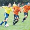 Reimlingen (orange) hier gegen Amerdingen mit (von rechts): Kapitän Bernd Mielich und Michael Barth. Diesmal spielt man wieder gegen Athletik Nördlingen. 