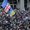 Demonstranten versammeln sich mit georgischen, ukrainischen und EU-Fahnen vor dem georgischen Parlamentsgebäude.