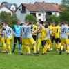 Nach dem Triumph der ersten Mannschaft (schwarze Hosen) schaffte auch die „Zweite“ des TSV Diedorf (gelbe Hosen) den Aufstieg. Anschließend wurde gemeinsam gefeiert. Foto: Oliver Reiser
