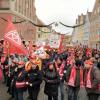 In Donauwörth ziehen rund 2500 Mitarbeiter der Metallbranche am Donnerstagvormittag für mehr Lohn durch die Stadt. 