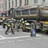 Die Feuerwehr München befreite eine Frau, die unter einem Lkw eingeklemmt wurde. 