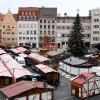 Der Christbaum ist aktuell der einzige Baum auf dem Rathausplatz – künftig könnten am Rand des Platzes Laubbäume gepflanzt werden.                      