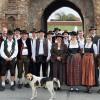 Die Musikanten vor dem historischen Stadttor von Telawi in der Weinregion Kachetien, gelegen an der alten Seidenstraße. Davor - wie sollte es anders sein - einer der zahlreichen Straßenhunde. 	