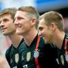 Die Bayernspieler Thomas Müller (l-r), Bastian Schweinsteiger und Philipp Lahm wurden als Weltmeister besonders gefeiert.