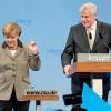 Die Bundeskanzlerin Angela Merkel und der bayerische Ministerpräsident Horst Seehofer (CSU) während des CSU-Parteitages auf der Bühne.