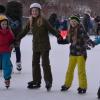 Hand in Hand laufen die Kinder auf Kufen über den Eisplatz in Wemding. Die anhaltend frostigen Temperaturen sorgen für ideale Bedingungen für Freunde des Wintersports.