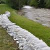 Sandsäcke sollten das Wasser der Günz im Mai in Babenhausen zurückhalten.