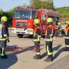 Eine der Gruppen der Kaisheimer Feuerwehr bei der Leistungsprüfung kurz vor dem Einsatz mit Spreizer und Schneidgerät: (links) Der Wassertrupp stellte den Brandschutz sicher.