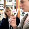 Ellen Berlinger (Heike Makatsch) versucht gemeinsam mit ihrer Zeugin Rosa (Henriette Nagel) herauszufinden, welches Parfum sie am Tatort gerochen hat.