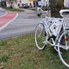 Ein „Ghost-Bike“ stand einige Zeit an der Unfallstelle Ingolstädter/Monheimer Straße. Der Oberbürgermeister hat es entfernen lassen.  	 	