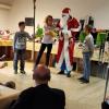 Der Nikolaus hatte bei der Weihnachtsfeier des Gehörlosenvereins für jedes Kind ein Geschenk und persönliche Worte. 	