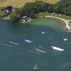 Der Friedberger See zieht viele Menschen an. Im Bild das Nordufer mit altem Wasserwachthaus, Nichtschwimmerbucht und Wasserskilift.