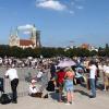 Zahlreiche Menschen haben sich zu einer Kundgebung auf der Theresienwiese in München eingefunden.