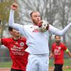 Markus Gärtner (weißes Trikot) war der Matchwinner des SV Mering gegen Gilching. Der MSV-Torjäger verwandelte in der vierten Minute der Nachspielzeit einen Elfmeter zum 2:1-Siegtreffer. 	 	