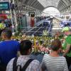 Am Frankfurter Hauptbahnhof ist die Tragödie nach wie vor sehr präsent. An Gleis 7, wo es vor einer Woche zu der Attacke gekommen war, erinnert ein großes Blumenmeer an die Tat.