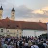 Die Aussicht, an einem lauen Sommerabend im Freien den Heimatfilm „Landrauschen“ zu sehen, hat viel mehr Menschen nach Roggenburg gelockt, als von den Veranstaltern gedacht.