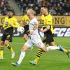 Chancen hatte Phillip Tietz (in Weiß) gegen Borussia Dortmund (von links Emre Can und Niklas Süle), doch ein Treffer wollte dem Angreifer des FC Augsburg nicht glücken. 