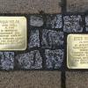 Zwei neue Stolpersteine auf dem Gelände der Gersthofer Mittelschule erinnern an die Widerstandskämpfer Anna Nolan (später Pröll) und ihren Ehemann Josef Pröll.