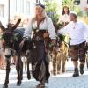 Gänse, Ochsen, bepackte Esel: Beim Einzug der Bauern und Handwerker auf das Frundsbergfest gab es viel zu sehen.