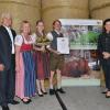Die Familie Kaindl (von links) Peter senior und Anni Kaindl, Veronika Seewald und Peter Kaindl junior haben von Landwirtschaftsministerin Michaela Kaniber den bayerischen Tierwohlpreis erhalten.