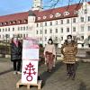 Mitglieder des Rotary-Clubs Krumbach und das DRW möchten heuer wieder 300 Wünsche von benachteiligten Menschen erfüllen. Drei Wunschbäume wurden für diesen Zweck in Ursberg aufgestellt.